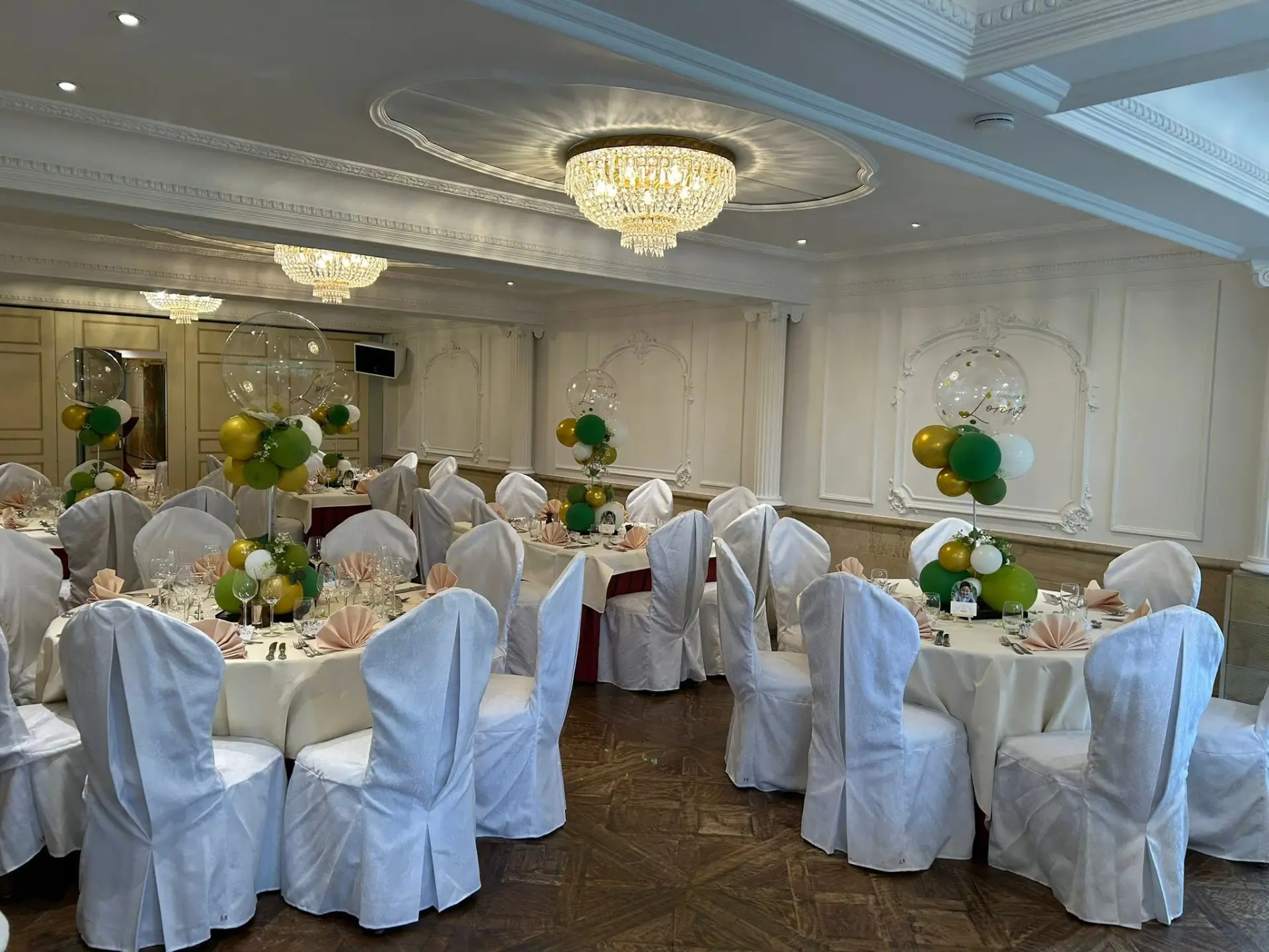 Feestzaal van De Koetse met gedekte banket tafels