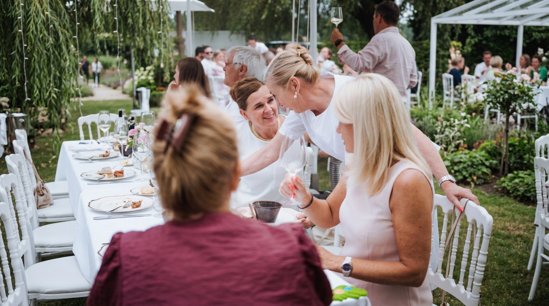 Bediening door de familie achter De Koetse tijdens een feest
